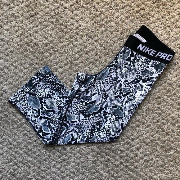 Nike Pants - Nike • patterned capris leggings